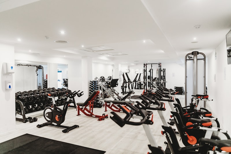 Ljus styrkeyta med squatracks, hantelställ och stora fönster, träbjälkar i taket