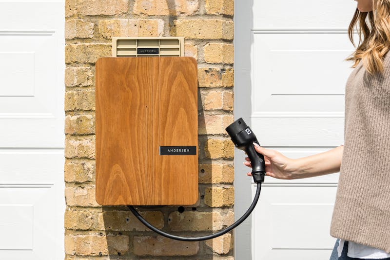 Installatör monterar en laddbox på garagevägg, ledningar prydligt dragna i kabelkanal