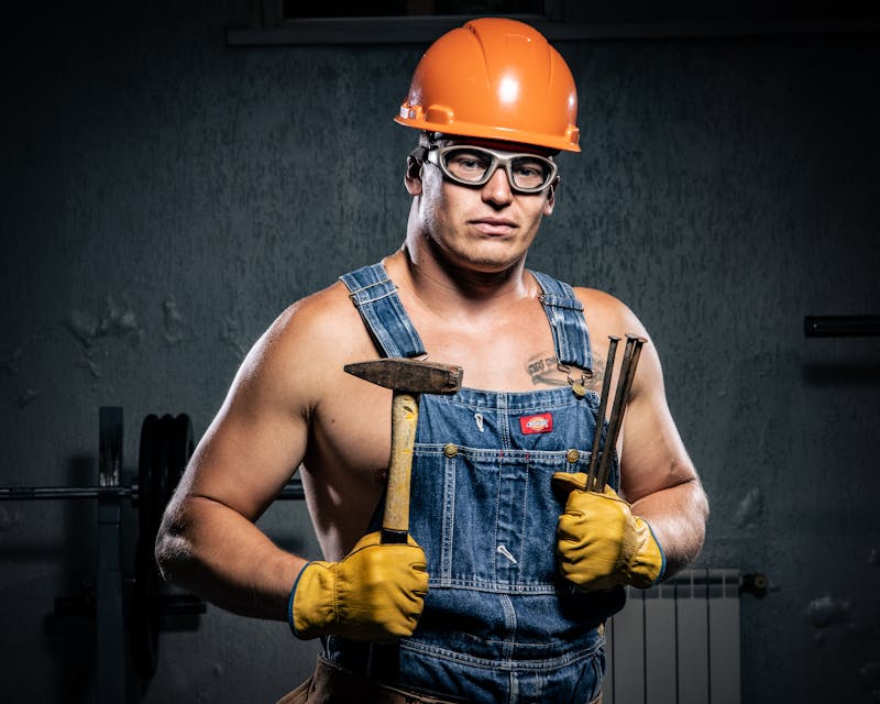 Marcus Lindström, ung man med kort hår, installerar en tvättställsblandare i ett nytt badrum