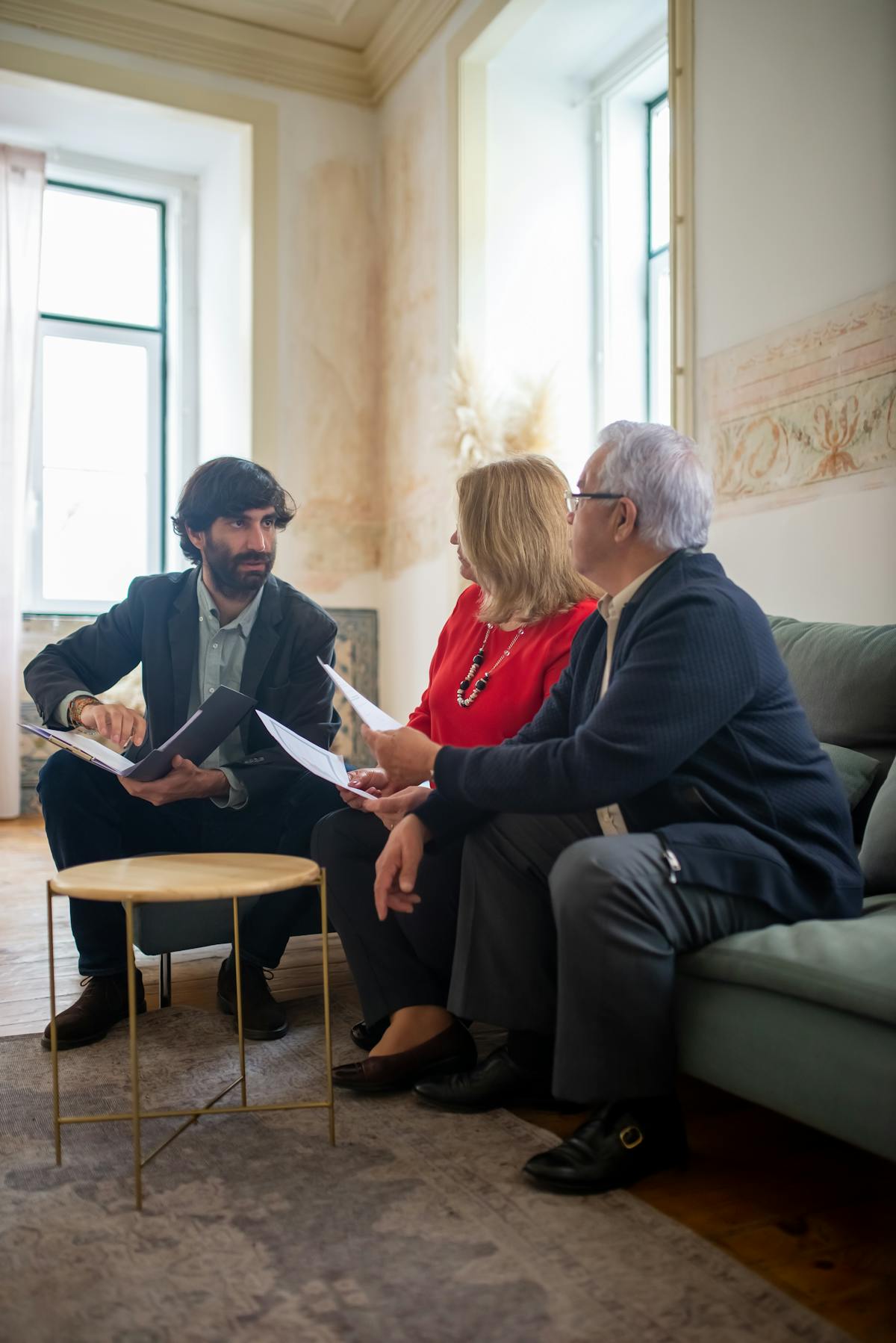 Rådgivare diskuterar ekonomi med kunder