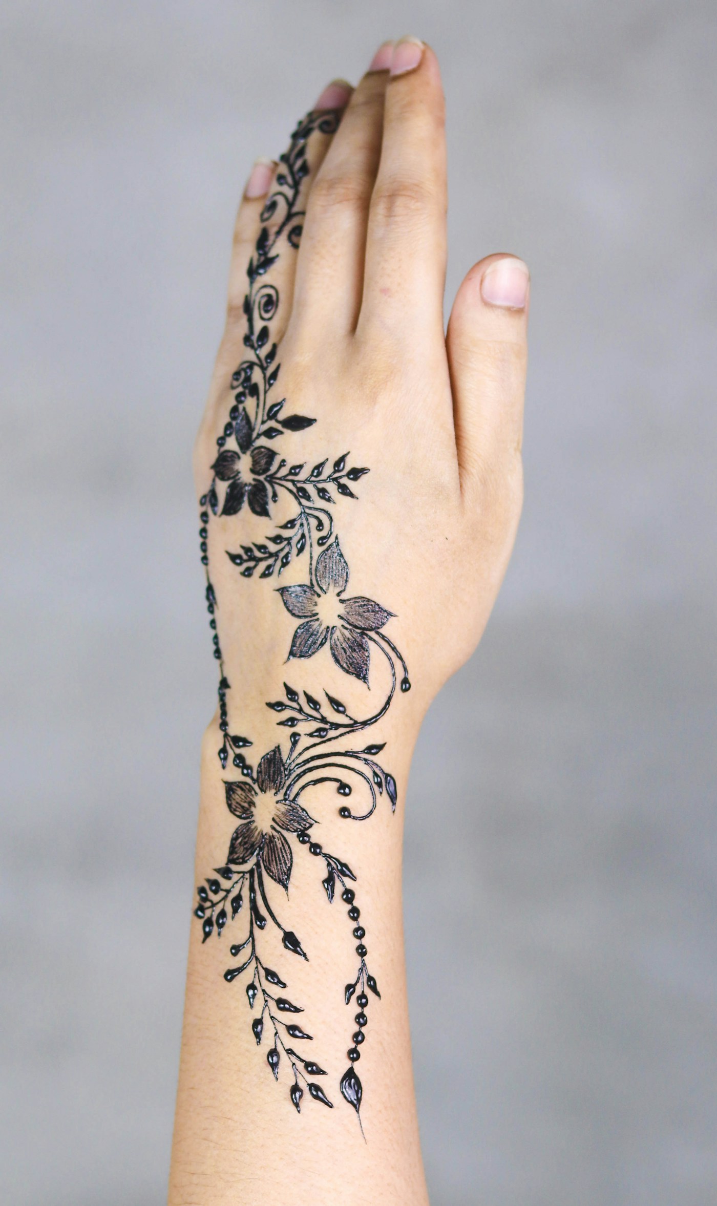 Geometrisk blackwork-tatuering med mandalamönster på ett underben, skarpa linjer mot ljus hud